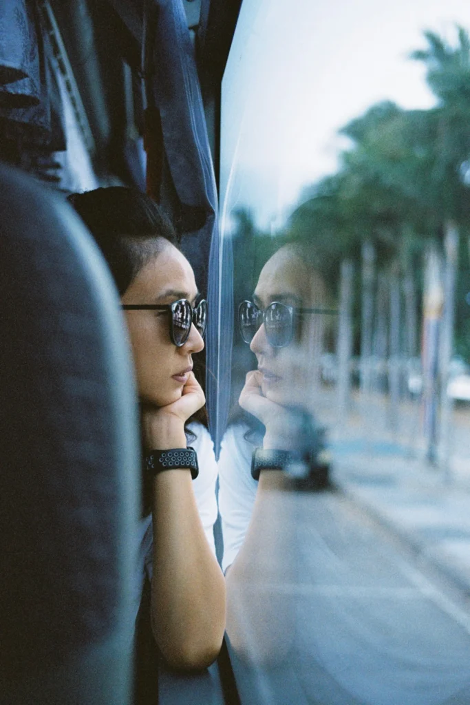 Femme dans un transport privé regardant dehors